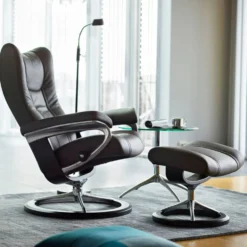 Stressless Wing-lepotuoli + rahi Signature-jalalla